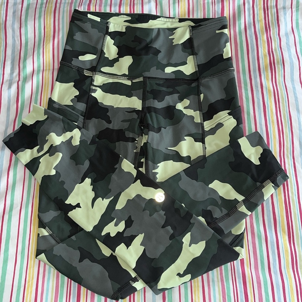 Lululemon camo leggings size 2, side pockets great fit
